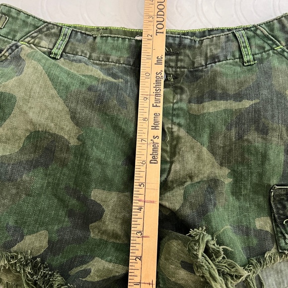 Free People Size 10 Camo Cutoff Fringe High Rise Cheeky Booty Streetwear Shorts - Picture 12 of 13